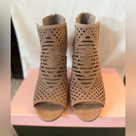 BRAND NEW Vince Camuto Allistan Cutout Peep-Toe Bootie - Picture 9 of 9